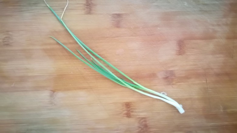 素炒洋葱,2根葱，切碎