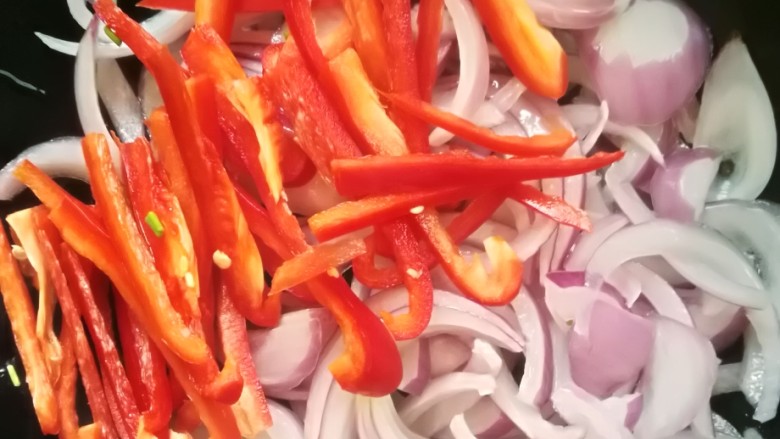 素炒洋葱,放入洋葱及红椒