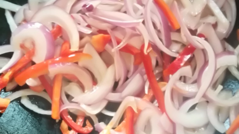 素炒洋葱,洋葱和辣椒翻炒