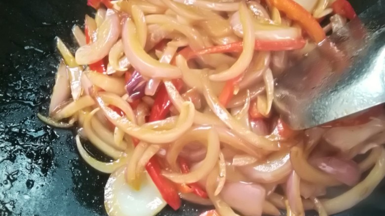 素炒洋葱,翻炒过程中加入少许盐及<a style='color:red;display:inline-block;' href='/shicai/ 788'>生抽</a>