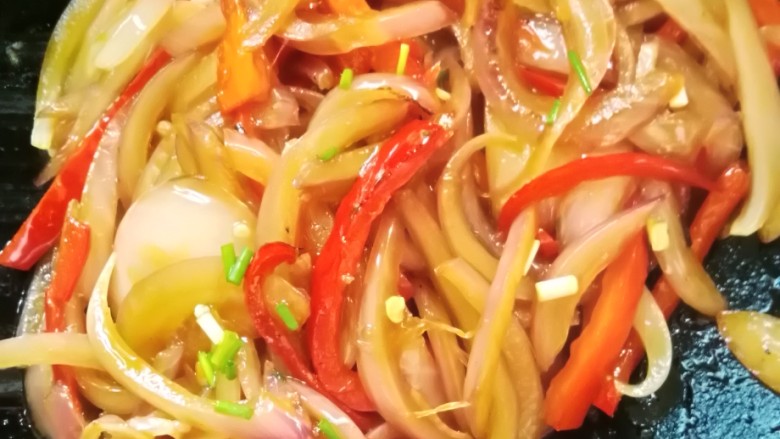 素炒洋葱,关火，加入葱。用锅铲稍微翻炒下