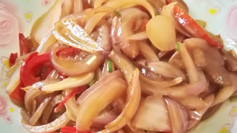 素炒洋葱,盛入盘中。