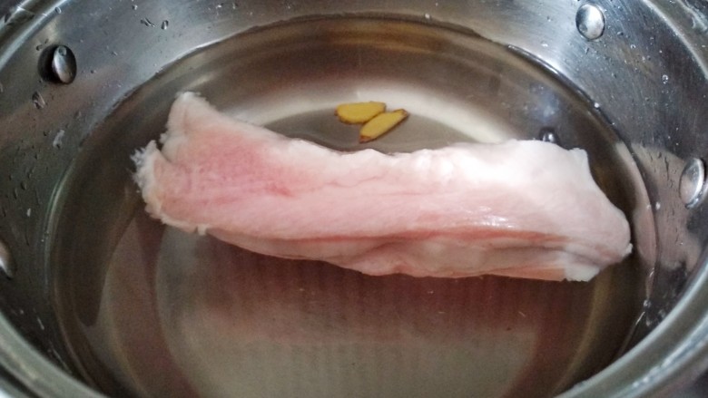 苦瓜回锅,猪肉洗净,放冷水锅中焯水,放四片姜片。