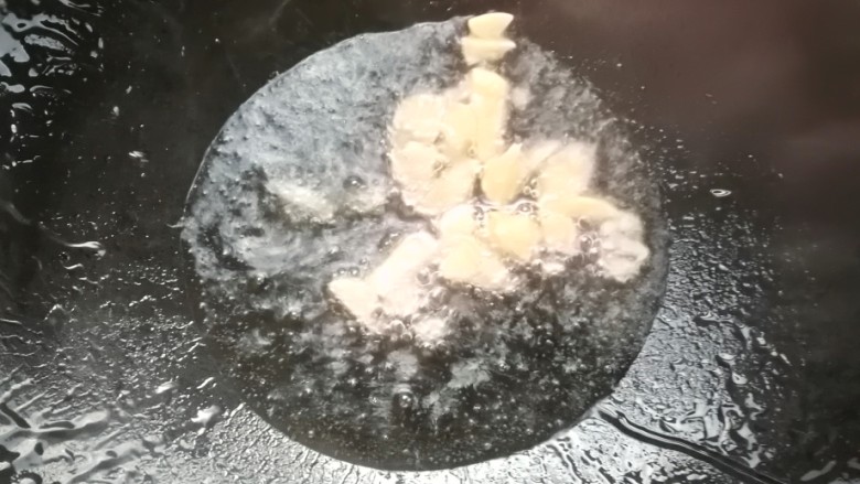 丝瓜汤,烧油，在油温不高时放入大蒜碎（不然一下就糊了）