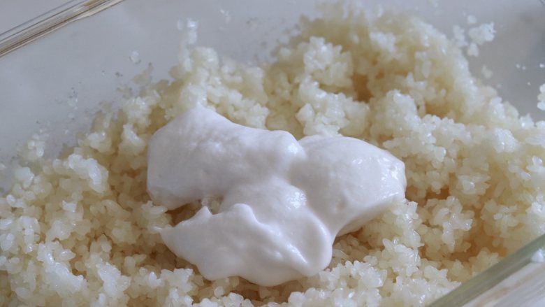 超越糯米糕的传统美味,只因加入了它,瞬变养生小吃,浓椰浆倒入糯米中,浓稠度可以参考图中。搅拌均匀,让糯米充分的吸收到椰浆,米香和椰香的混合,味道好完美。