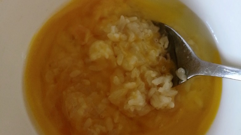 秋季滋养,牛奶酒酿炖蛋
(附自制酒酿法),取三勺酒酿,打两个<a style='color:red;display:inline-block;' href='/shicai/ 9'>鸡蛋</a>