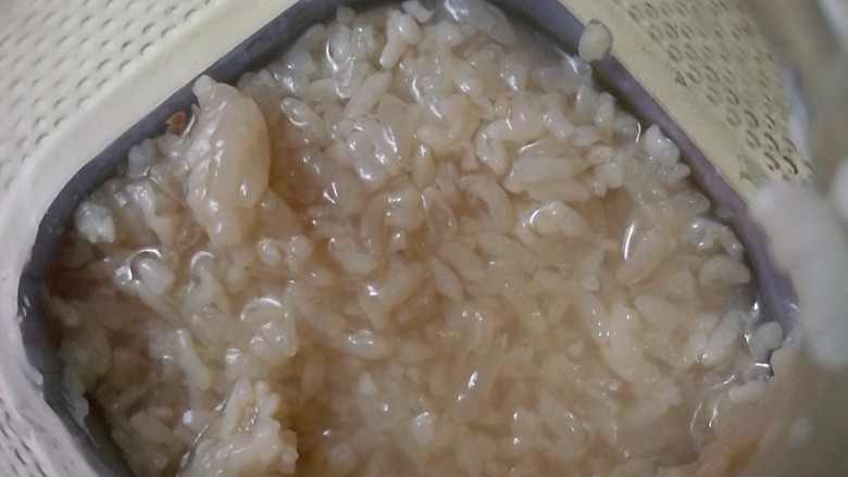 秋季滋养,牛奶酒酿炖蛋
(附自制酒酿法),每一天都可以观察到糯米的变化,糯米逐渐变得透明,液体增多,第三天,酒酿做好啦