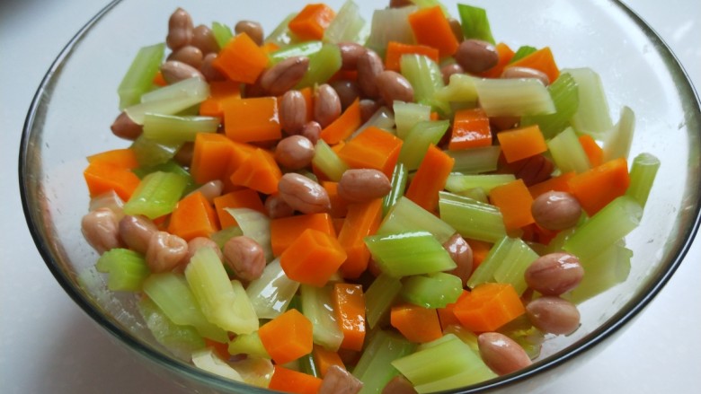 新文美食 凉拌素什锦,在倒入适量<a style='color:red;display:inline-block;' href='/shicai/ 788'>生抽</a>,醋,搅拌均匀即可。