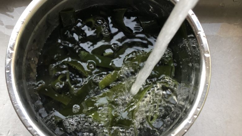 凉拌海带,撩出海带放入容器中,用冷水冲凉