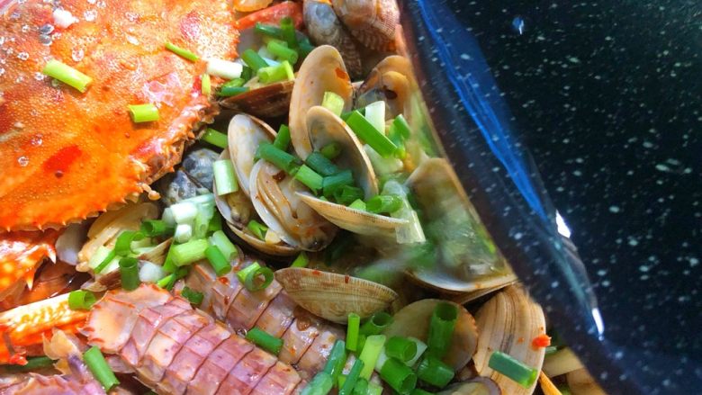 家庭版海鲜大咖,锅里烧些热油,浇到葱花和海鲜上即可