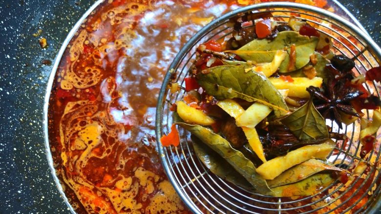 家庭版海鲜大咖,水开煮5分钟至香料出味,用漏勺把香料捞起来扔掉