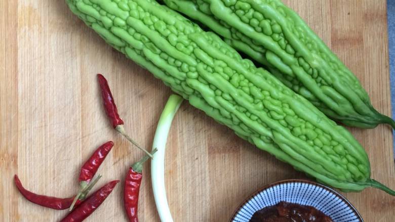 酱炒苦瓜,准备好食材