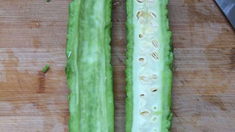 酱炒苦瓜,将<a style='color:red;display:inline-block;' href='/shicai/ 55'>苦瓜</a>洗净，去头去尾，对半切开，去掉中间的芯。