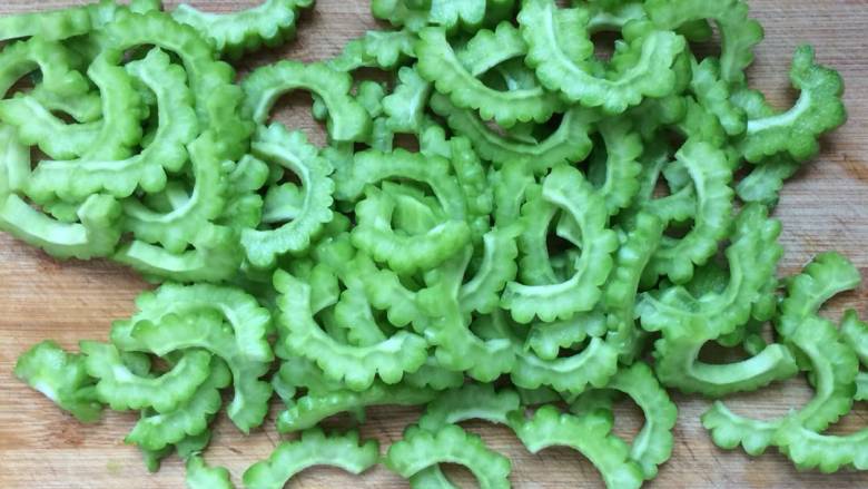 酱炒苦瓜,然后切成小的段。