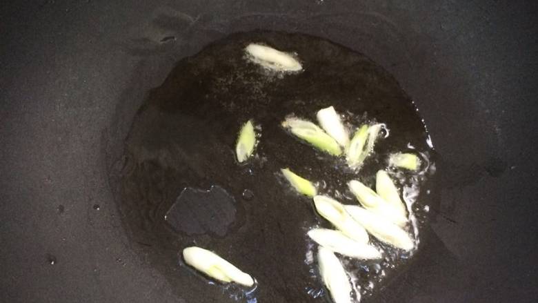 酱炒苦瓜,锅中放入油，烧热后，放入葱炒香。