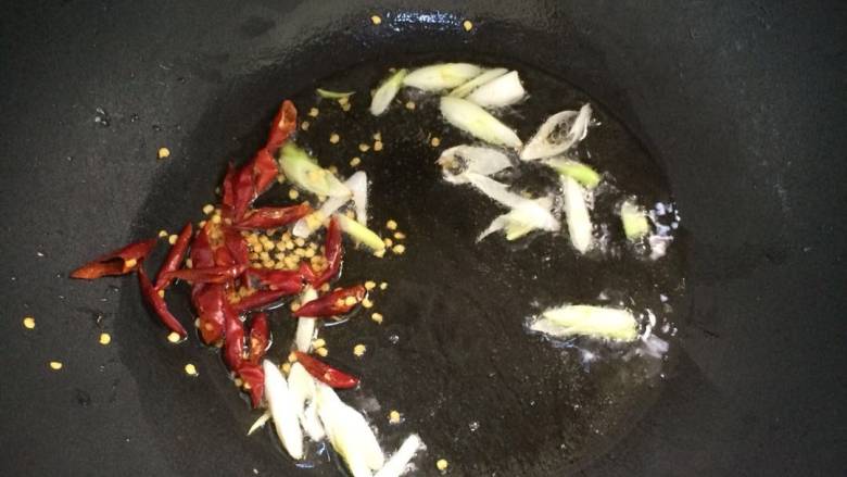 酱炒苦瓜,加入切好的辣椒，炒出香味。