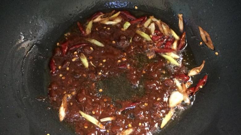 酱炒苦瓜,在加入<a style='color:red;display:inline-block;' href='/shicai/ 4510'>黄豆酱</a>，炒均匀。