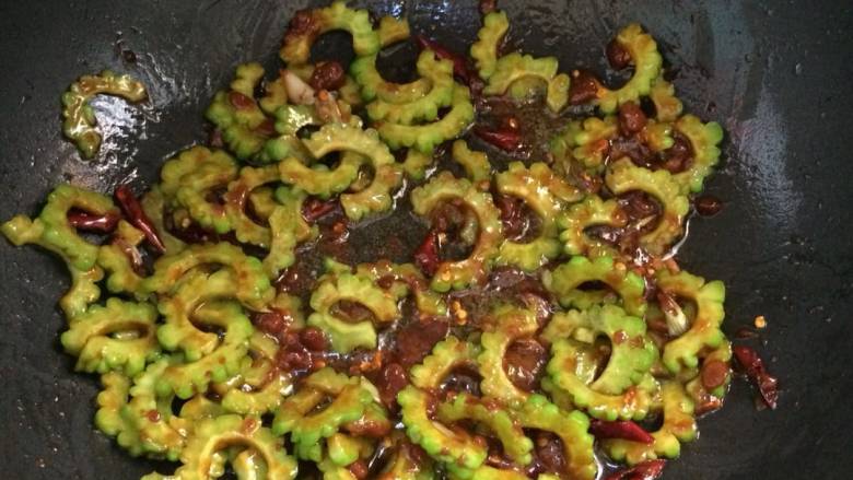 酱炒苦瓜,用铲子翻炒均匀。