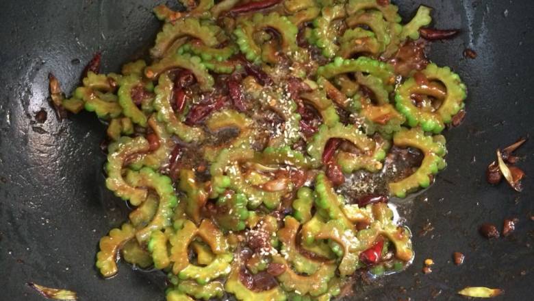 酱炒苦瓜,加入适量的<a style='color:red;display:inline-block;' href='/shicai/ 756'>鸡精</a>。