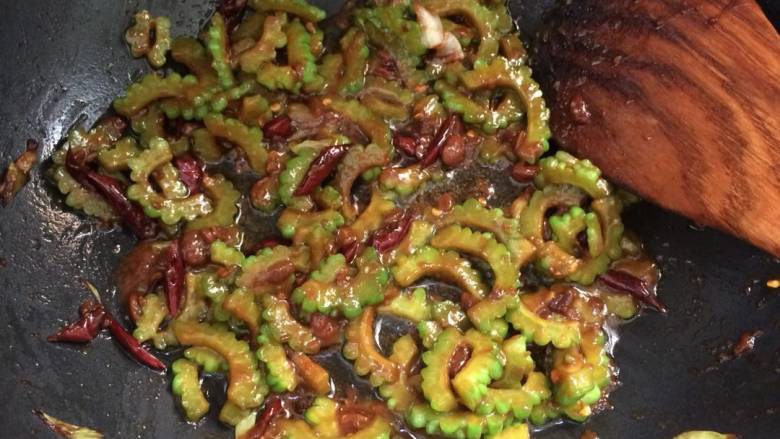 酱炒苦瓜,翻炒均匀，关火出锅即可。