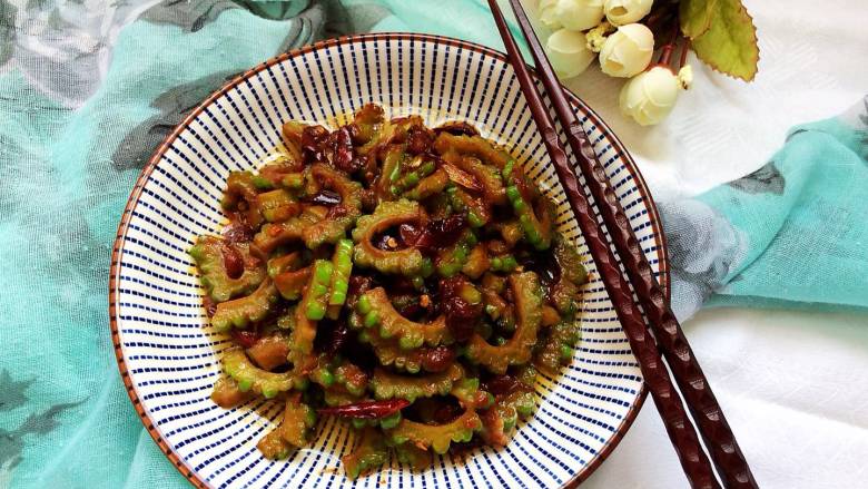 酱炒苦瓜,装盘，开吃啦