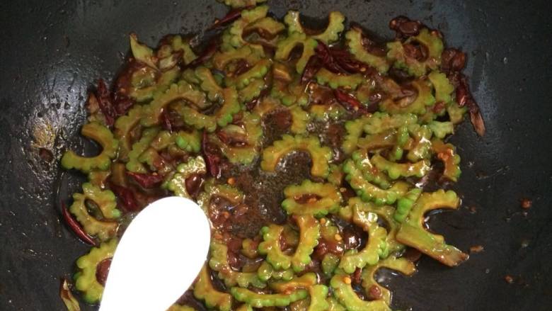 酱炒苦瓜,加入适量的盐