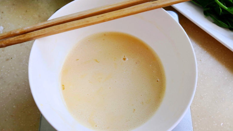 炸椿鱼儿,加入一点清水就够了,搅拌成面糊,不要太稀也不要太厚,