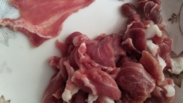 焖烧圆白菜,瘦肉切片，薄一点，不然不容易熟。生粉用水化开，加入几滴<a style='color:red;display:inline-block;' href='/shicai/ 718'>料酒</a>去腥，放入瘦肉抓匀。