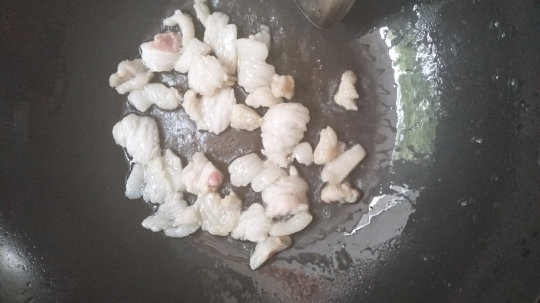 焖烧圆白菜,放入肥肉煸炒。