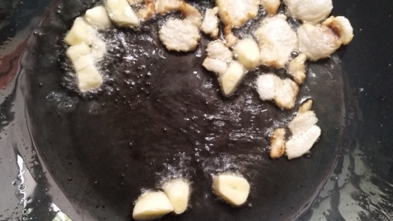 焖烧圆白菜,肥肉煸炒至金黄后加入蒜爆香。