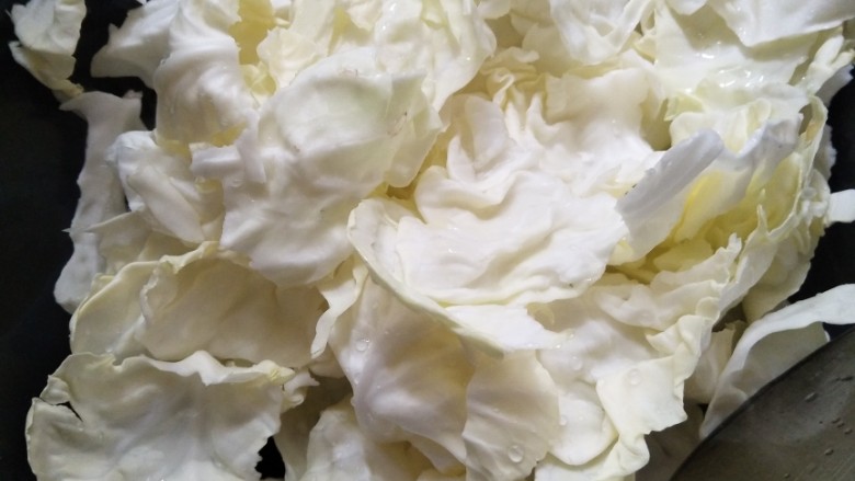 焖烧圆白菜,爆香后开大火，放入圆白菜爆炒。炒至断生后加入<a style='color:red;display:inline-block;' href='/shicai/ 93'>鸡汤</a>。