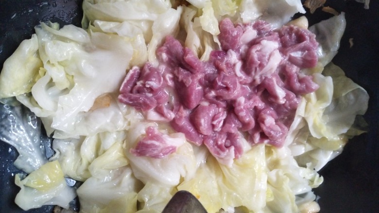 焖烧圆白菜,鸡汤烧开后加入瘦肉。