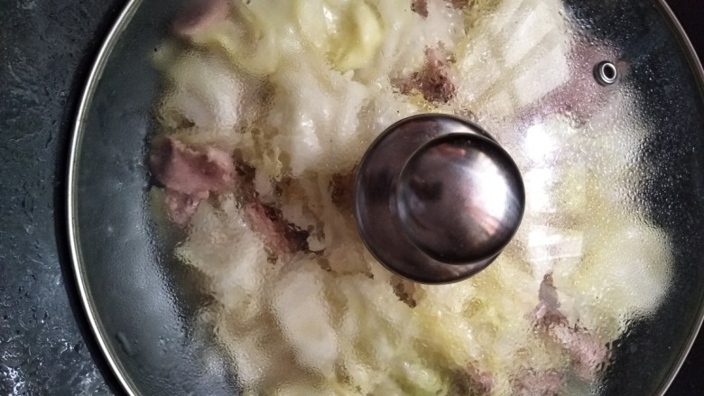 焖烧圆白菜,翻动均匀后盖上锅盖焖两分钟左右。不能太久，不然肉会柴，就不好吃了。