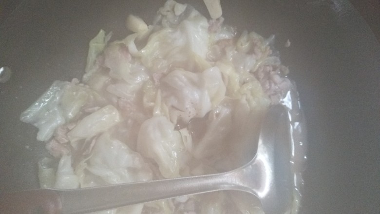 焖烧圆白菜,两分钟后开盖，加入少许盐，也可不加，因为鸡汤本身就有咸味。