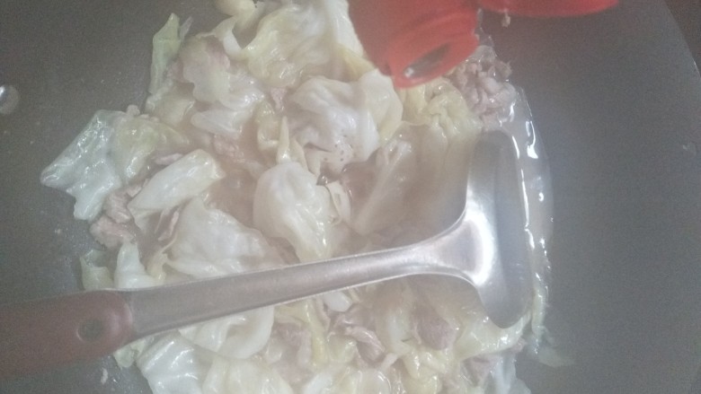 焖烧圆白菜,加入少许<a style='color:red;display:inline-block;' href='/shicai/ 788'>生抽</a>，拌匀后关火。