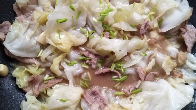 焖烧圆白菜,撒葱。