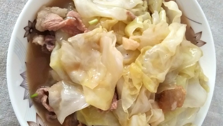 焖烧圆白菜,一盘鸡汤焖制的圆白菜就好啦，营养又美味。记得一定要尽快吃哦，不然肉还是会柴掉的。