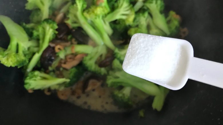 香菇海米西蓝花,待汤汁差不多收紧,加一小勺细盐