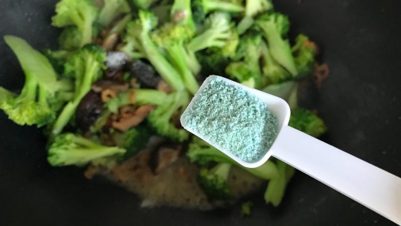香菇海米西蓝花,加一小勺蔬之鲜(鸡精),翻炒均匀,即可
