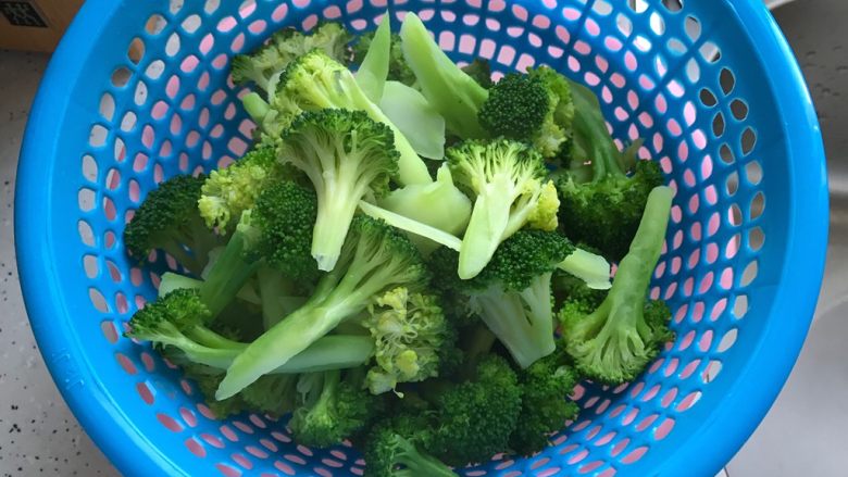 香菇海米西蓝花,捞出煮好的西蓝花,沥干水分