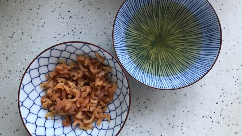 香菇海米西蓝花,泡好的海米控干水分,水不要倒掉