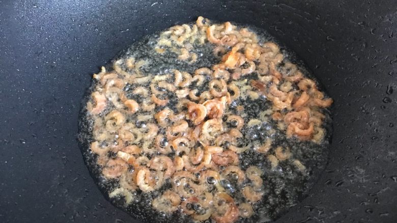 香菇海米西蓝花,待锅内油七分热时,下海米,煸炒至海米变色