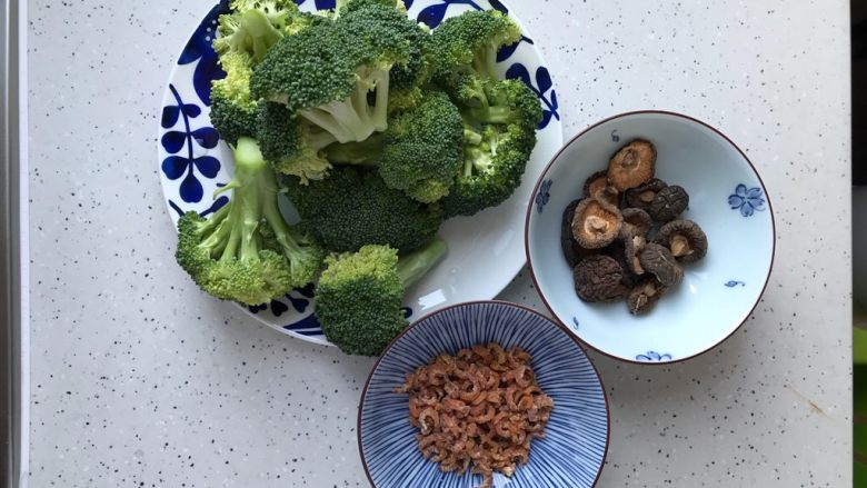 香菇海米西蓝花,首先我们准备好所有食材