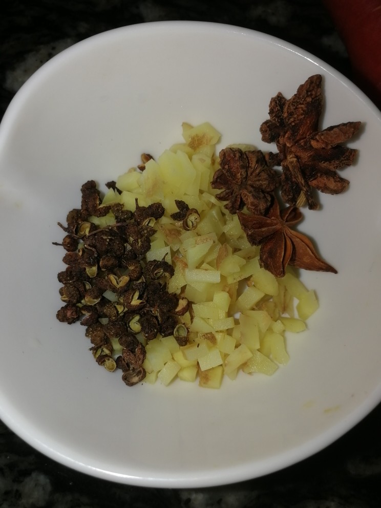 细火焖牛肉,<a style='color:red;display:inline-block;' href='/shicai/ 700'>花椒</a>，<a style='color:red;display:inline-block;' href='/shicai/ 2802'>老姜</a>，八角，香叶，桂皮，香果