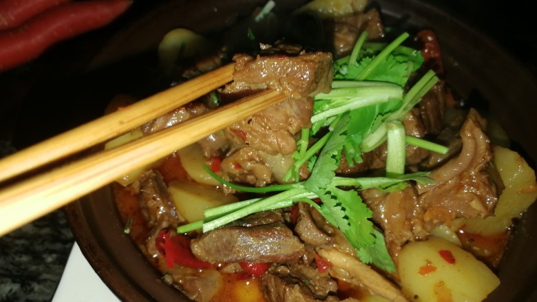细火焖牛肉,<a style='color:red;display:inline-block;' href='/shicai/ 216'>牛肉</a>抄水后，热锅翻炒后，加水焖煮三小时左右，出锅撒上香菜。