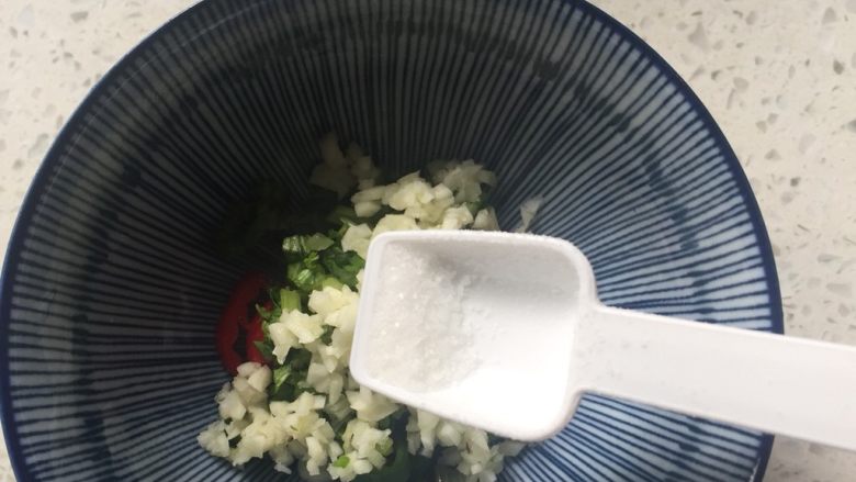 凉拌凉粉,青红椒，蒜泥，香菜放碗里，加少许盐