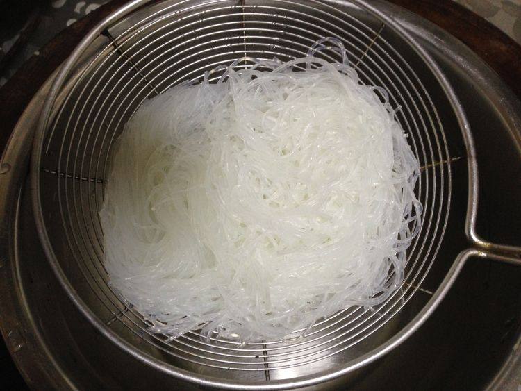 韭菜鸡蛋炒粉丝,捞出控净水分