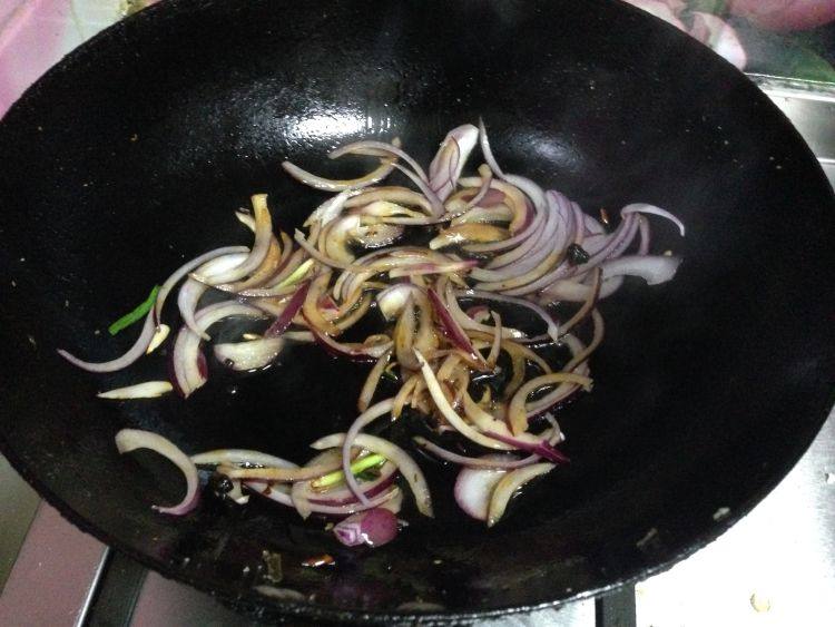 韭菜鸡蛋炒粉丝,炒散炒匀,炒出香味
