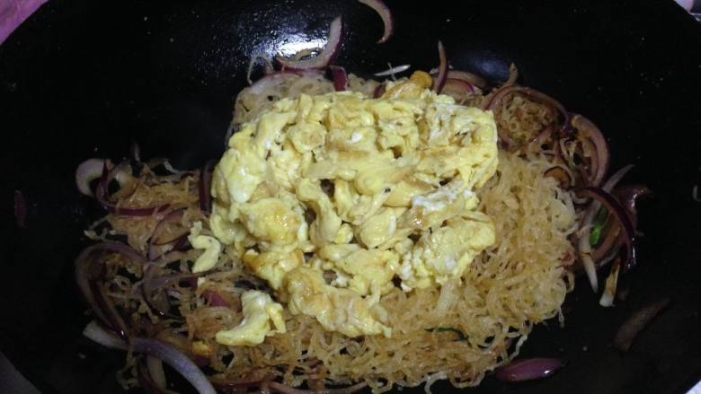 韭菜鸡蛋炒粉丝,倒入鸡蛋炒匀,