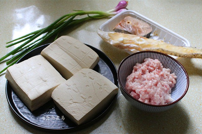 鱼香蒸酿豆腐,　备好食材、选用肥瘦相间的五花肉做馅料比较油润，口感好